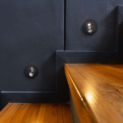 Falba süllyesztett lámpák